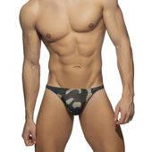 Men’s camouflage-patterned swim briefs in dark green beige and black tones fit guide for every build