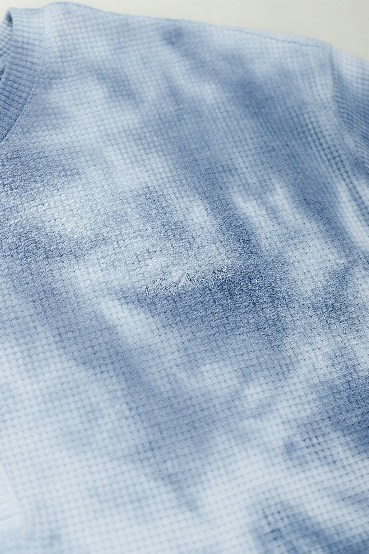 Jed North Waffel-Henley-T-Shirt – Blaue Batikfärbung