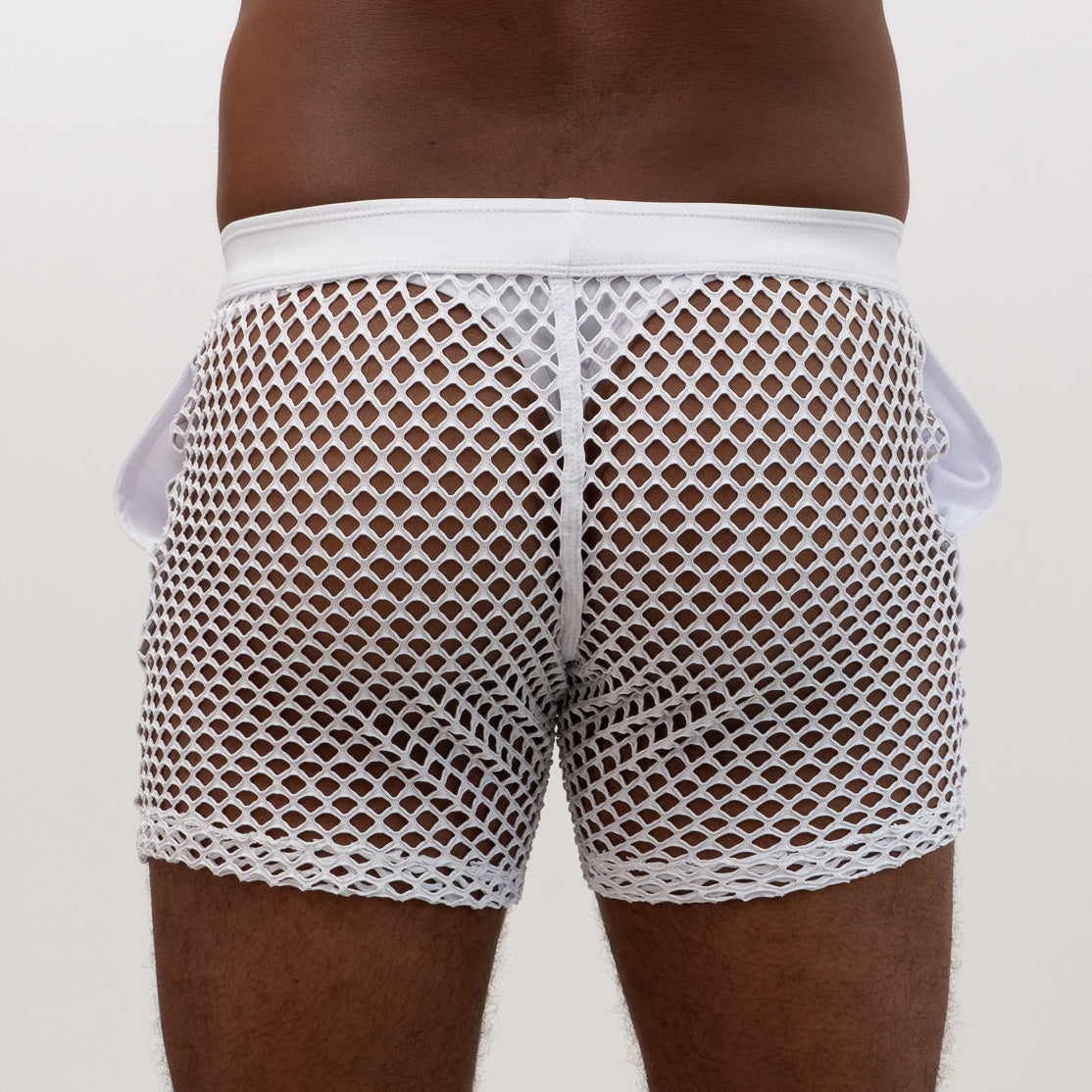 PANTALÓN CORTO CON ESPALDA DE MALLA