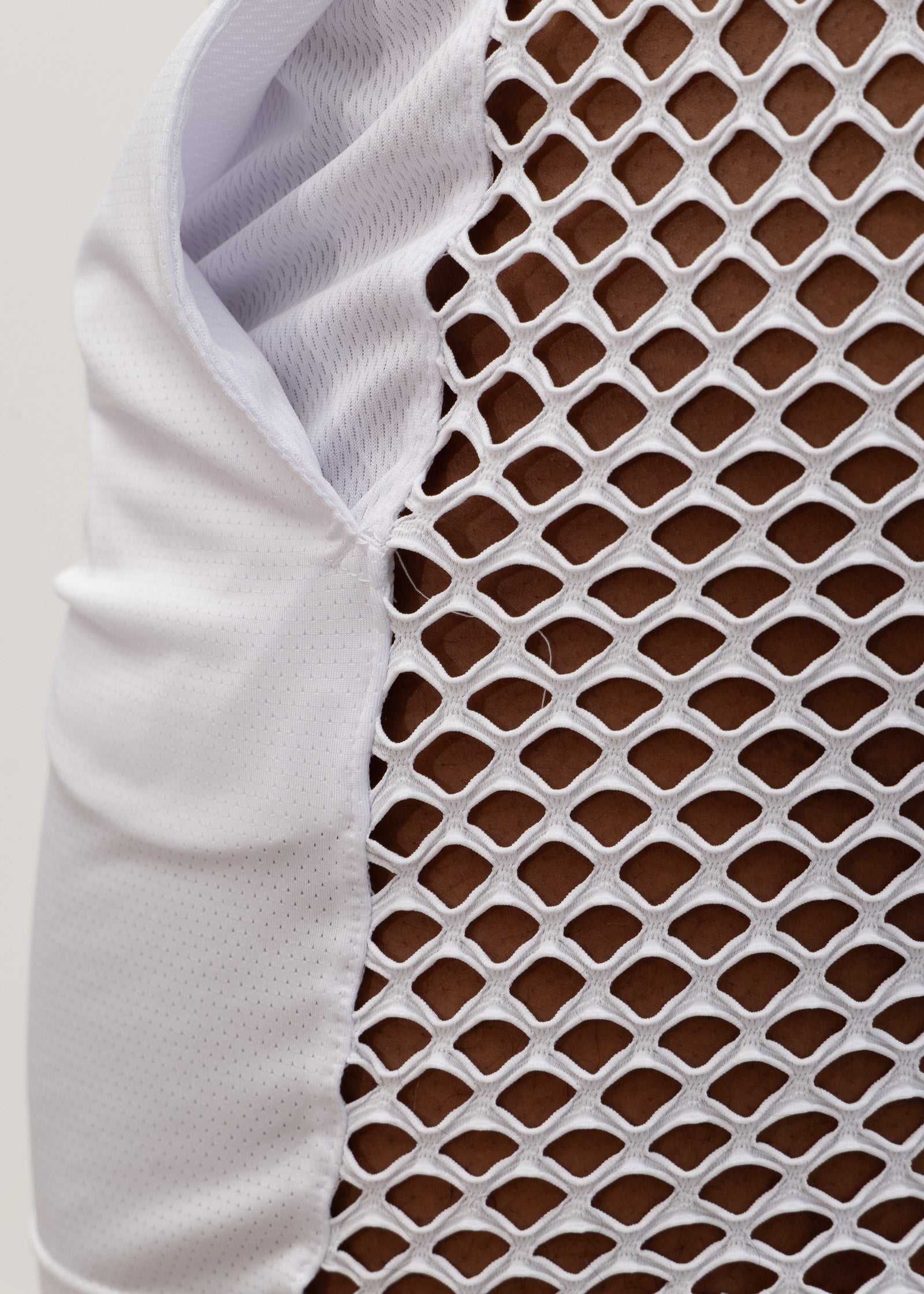 PANTALÓN CORTO CON ESPALDA DE MALLA