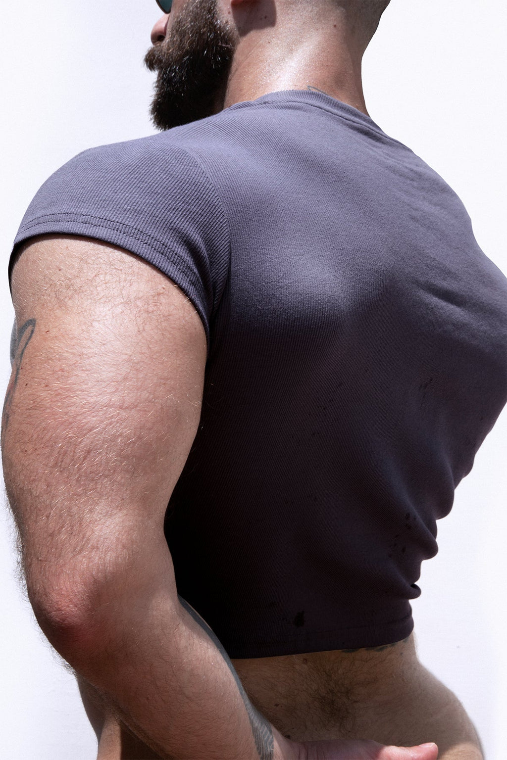 JJ Malibu Rippstrick-Crop-Top mit Flügelärmeln – Sturmgrau