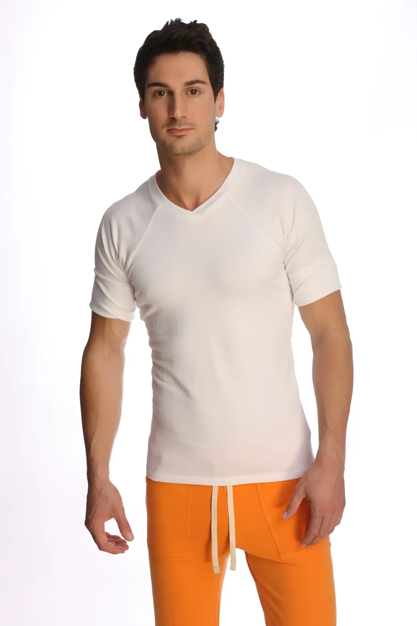 White raglan virtual crew neck short-sleeved t-shirt made of smooth form-fitting fabric