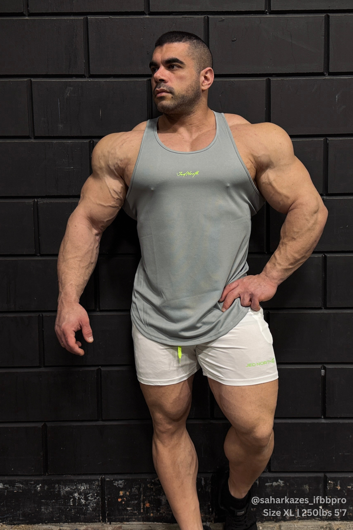 Jed North schnelltrocknendes Bodybuilding-Workout-Stringer-Tanktop – Hellgrau mit Neon-Logo