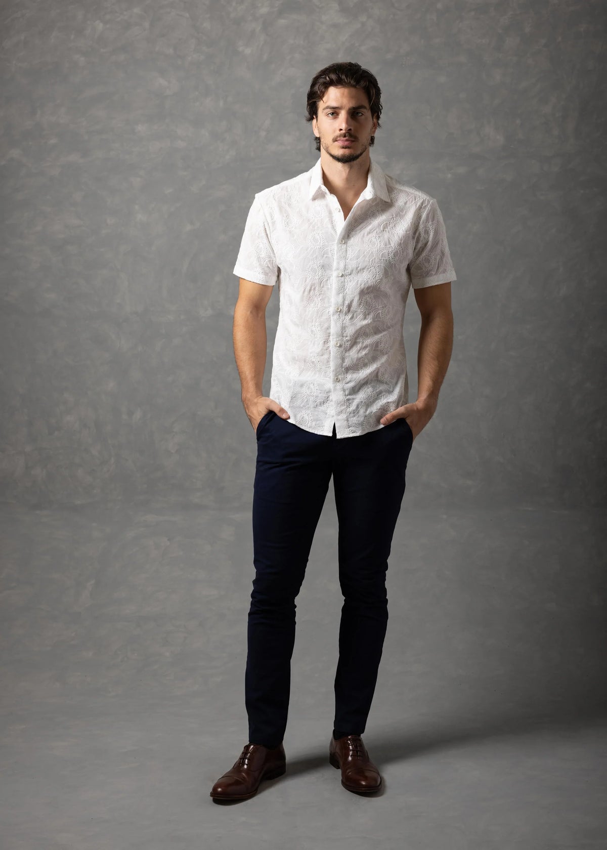 Camisa de manga corta texturizada con bordado para hombre de Bespoke Moda - Blanco