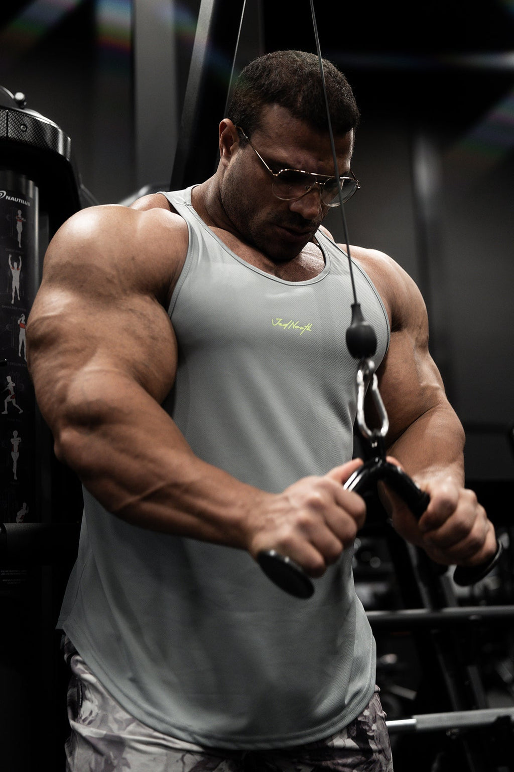 Jed North schnelltrocknendes Bodybuilding-Workout-Stringer-Tanktop – Hellgrau mit Neon-Logo