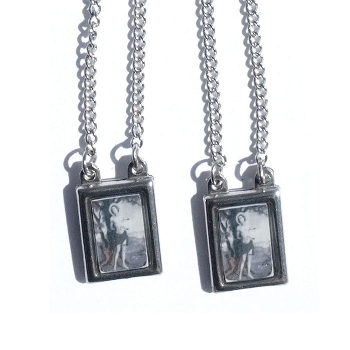 SCAPULAR SAINT SEBASTIAN Herren-Halskette aus Edelstahl in Silber - Designer-Schmuck für Herren - AUSVERKAUF