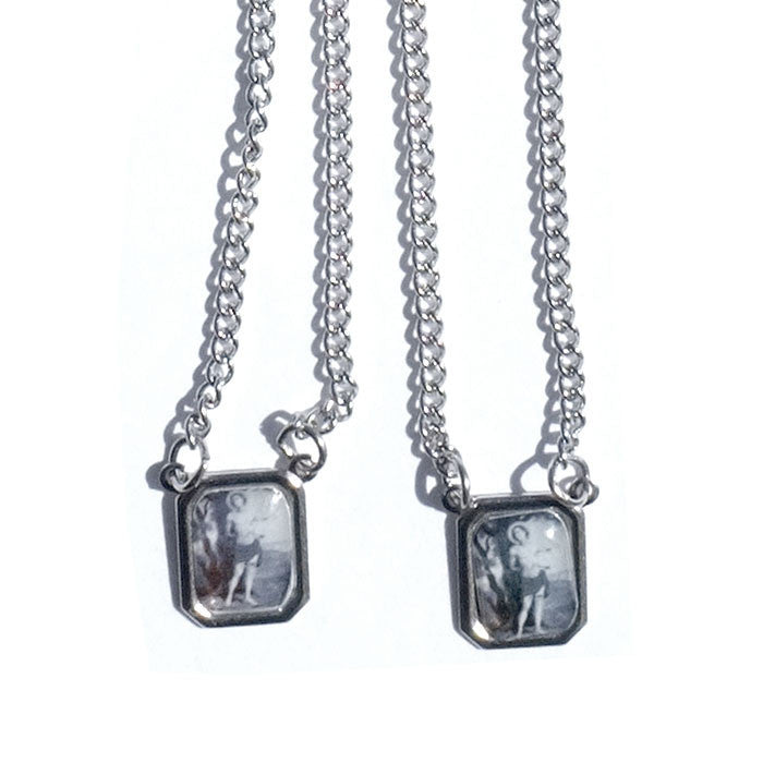 SCAPULAR SAINT SEBASTIAN Herren-Halskette aus Edelstahl in Silber - Designer-Schmuck für Herren - AUSVERKAUF