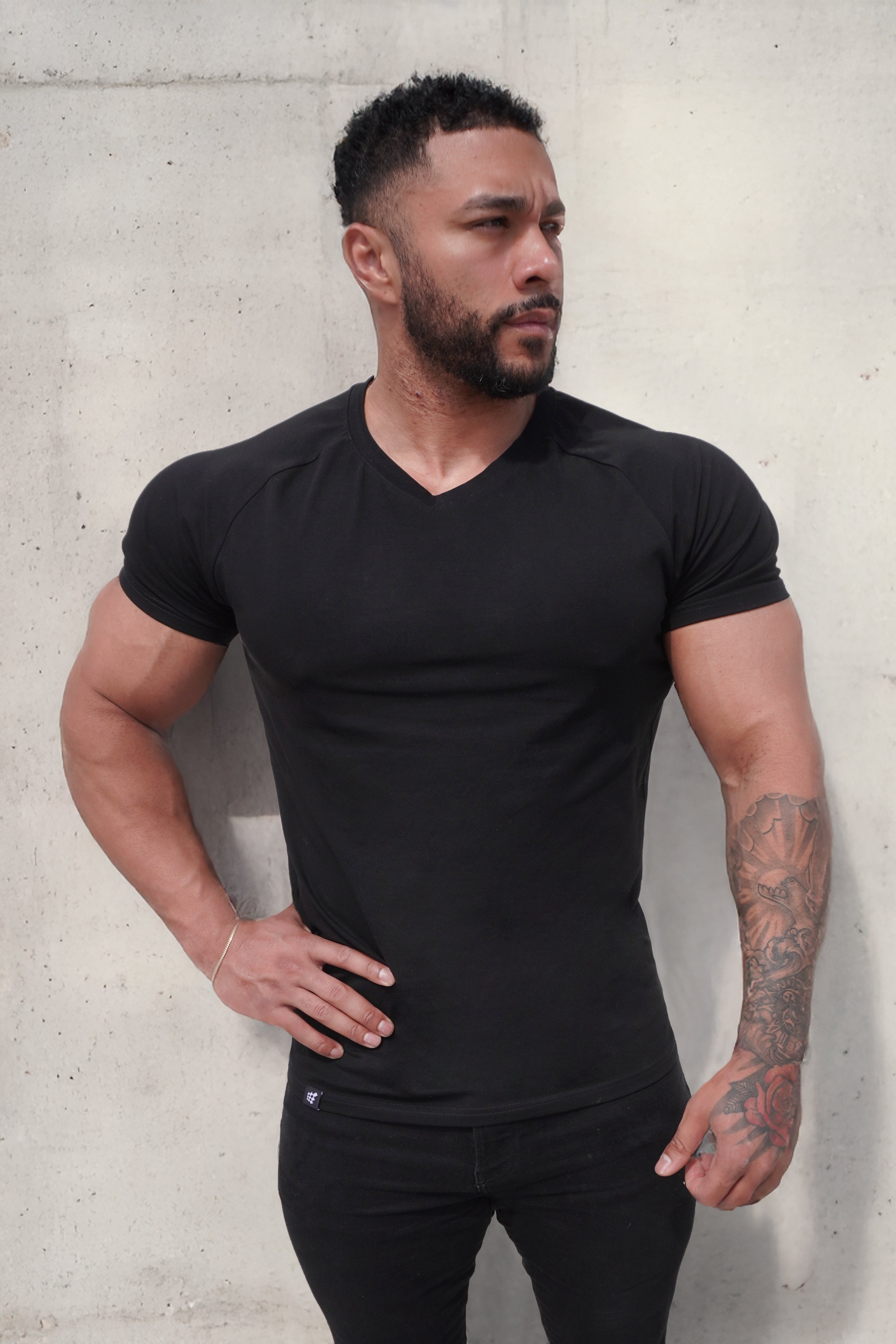 Jed North – Muskel-T-Shirt mit V-Ausschnitt – Schwarz