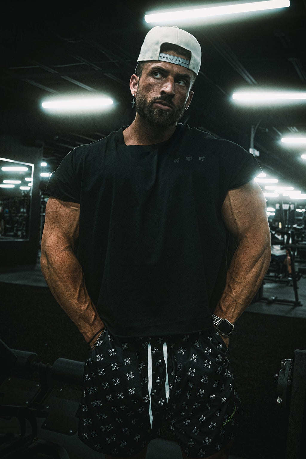 Jed North Oversized Cropped T-Shirt mit offener Kante – Schwarz
