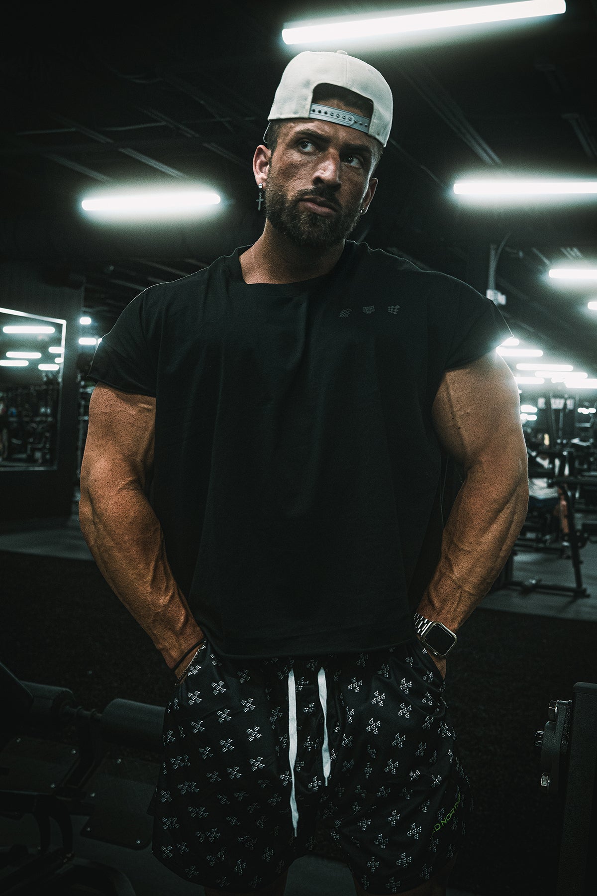Jed North Oversized Cropped T-Shirt mit offener Kante – Schwarz