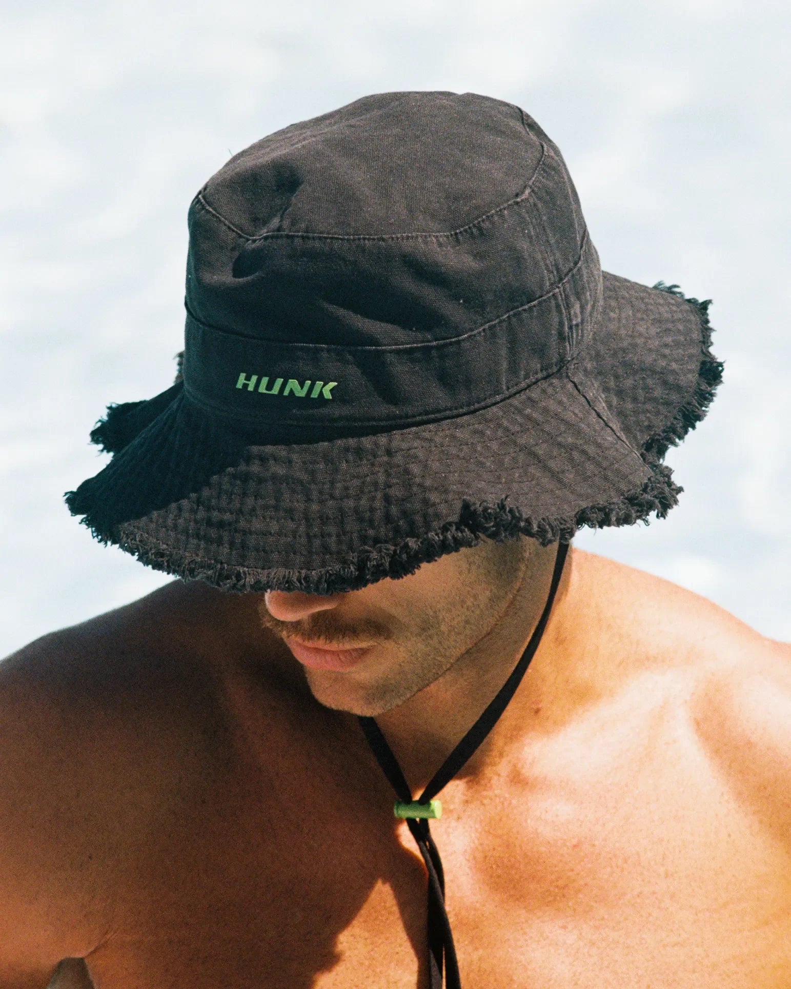Sommerhüte für Herren – Strandhüte mit breiter Krempe 