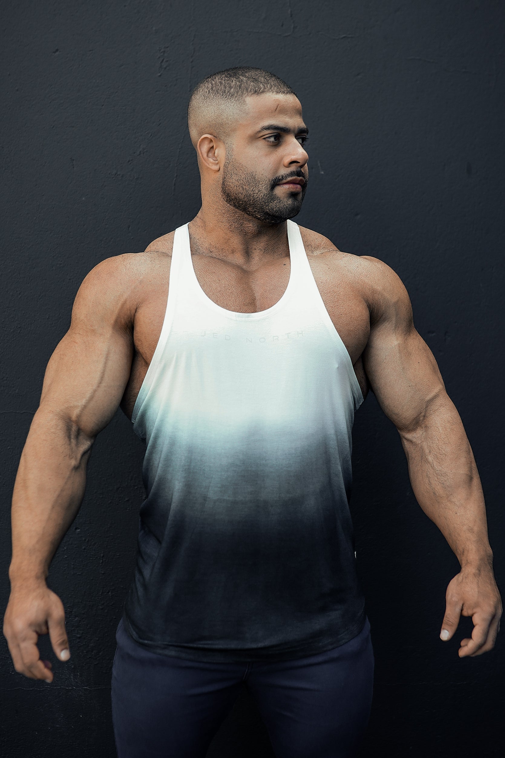 Klassischer Bodybuilding-Racerback-Stringer – Schwarzer Ombré-Effekt