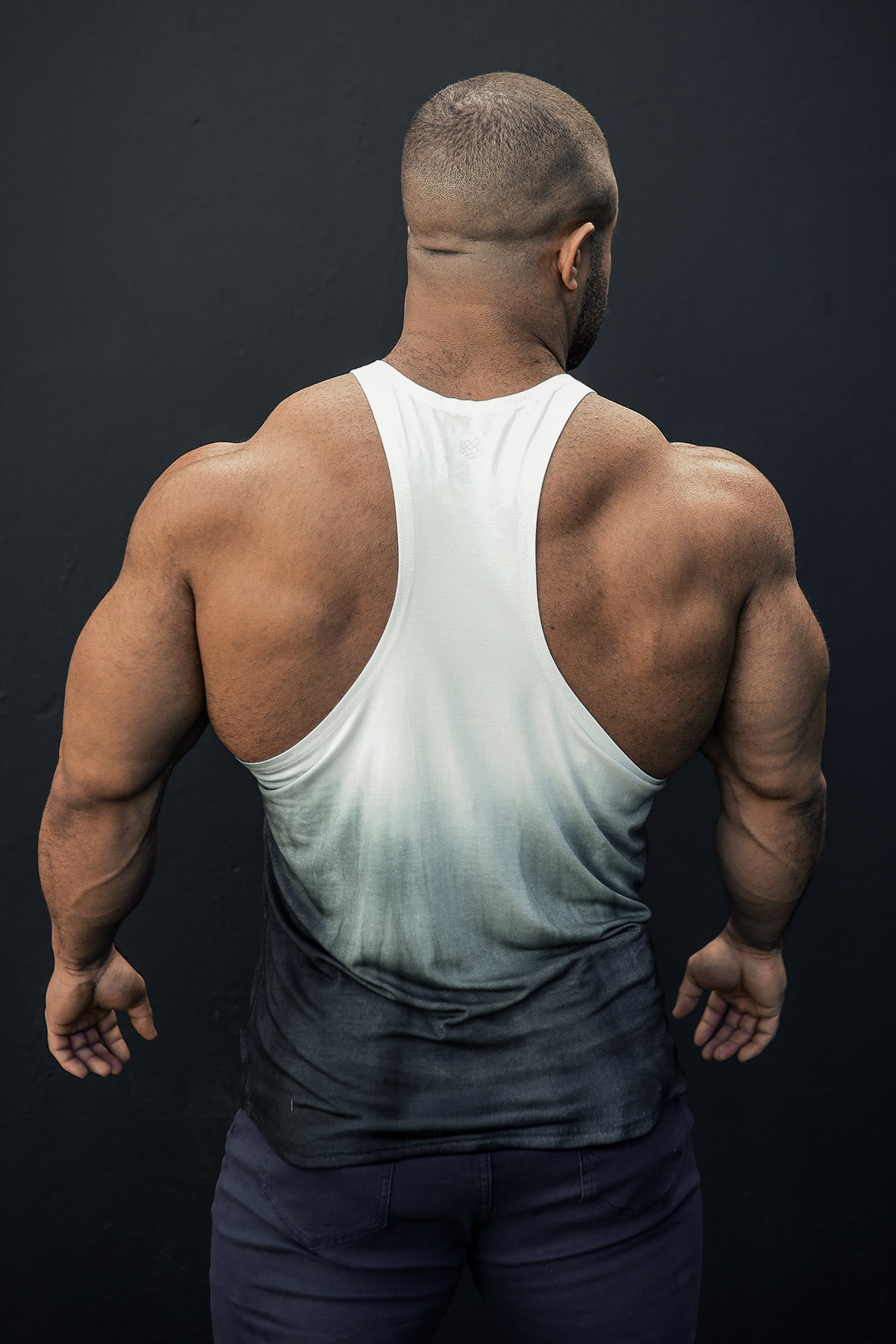 Klassischer Bodybuilding-Racerback-Stringer – Schwarzer Ombré-Effekt
