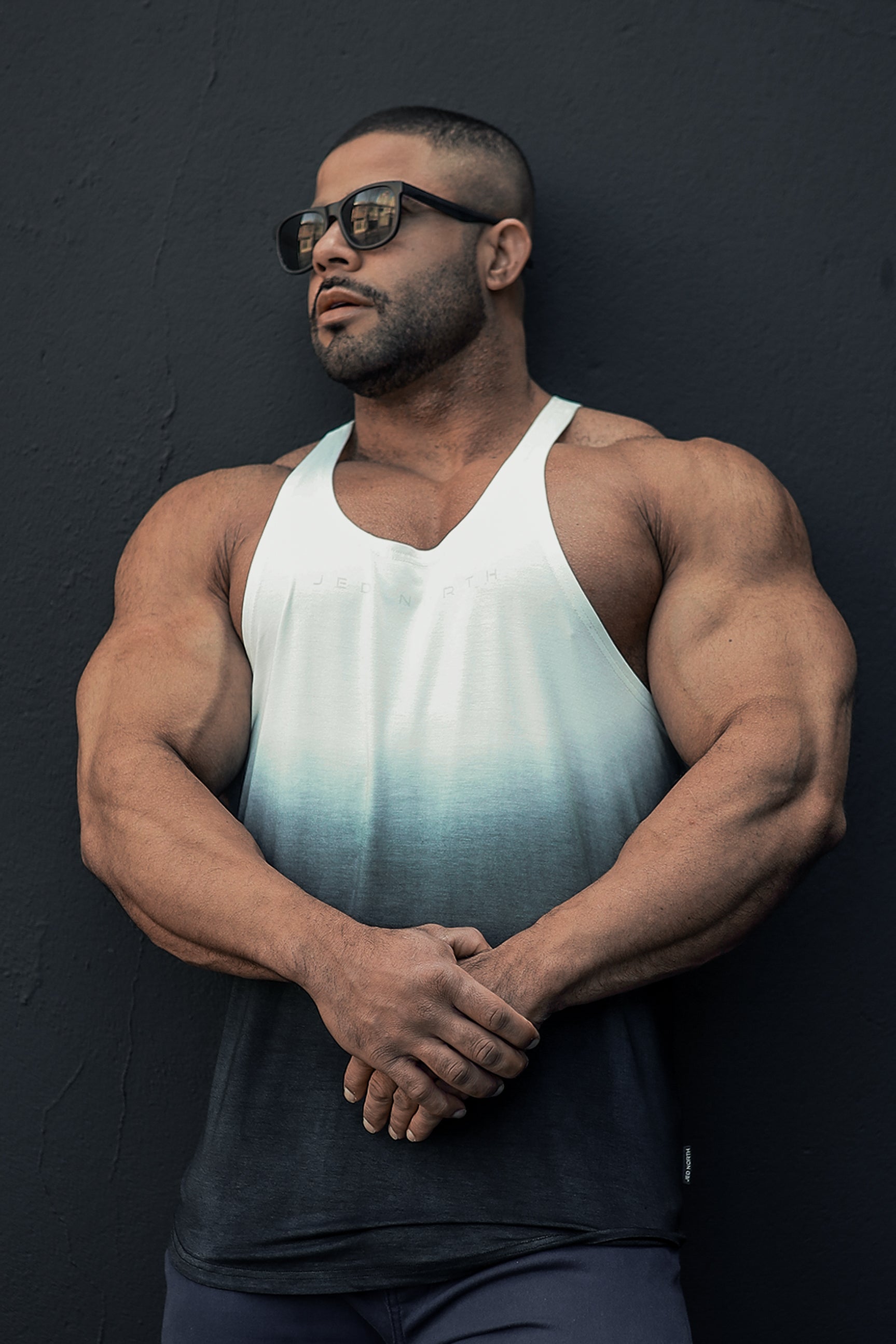 Klassischer Bodybuilding-Racerback-Stringer – Schwarzer Ombré-Effekt