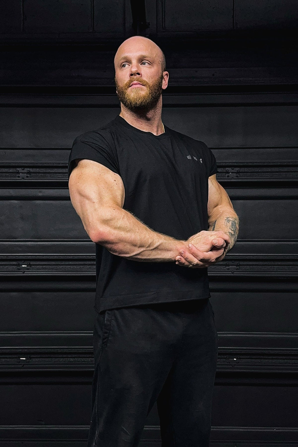 Jed North Oversized Cropped T-Shirt mit offener Kante – Schwarz
