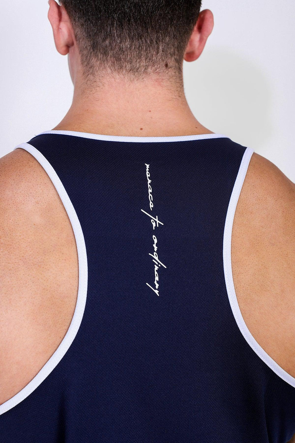 Jed North Fast-Dry Bodybuilding Workout Stringer – Navy mit weißem Menace-Aufdruck