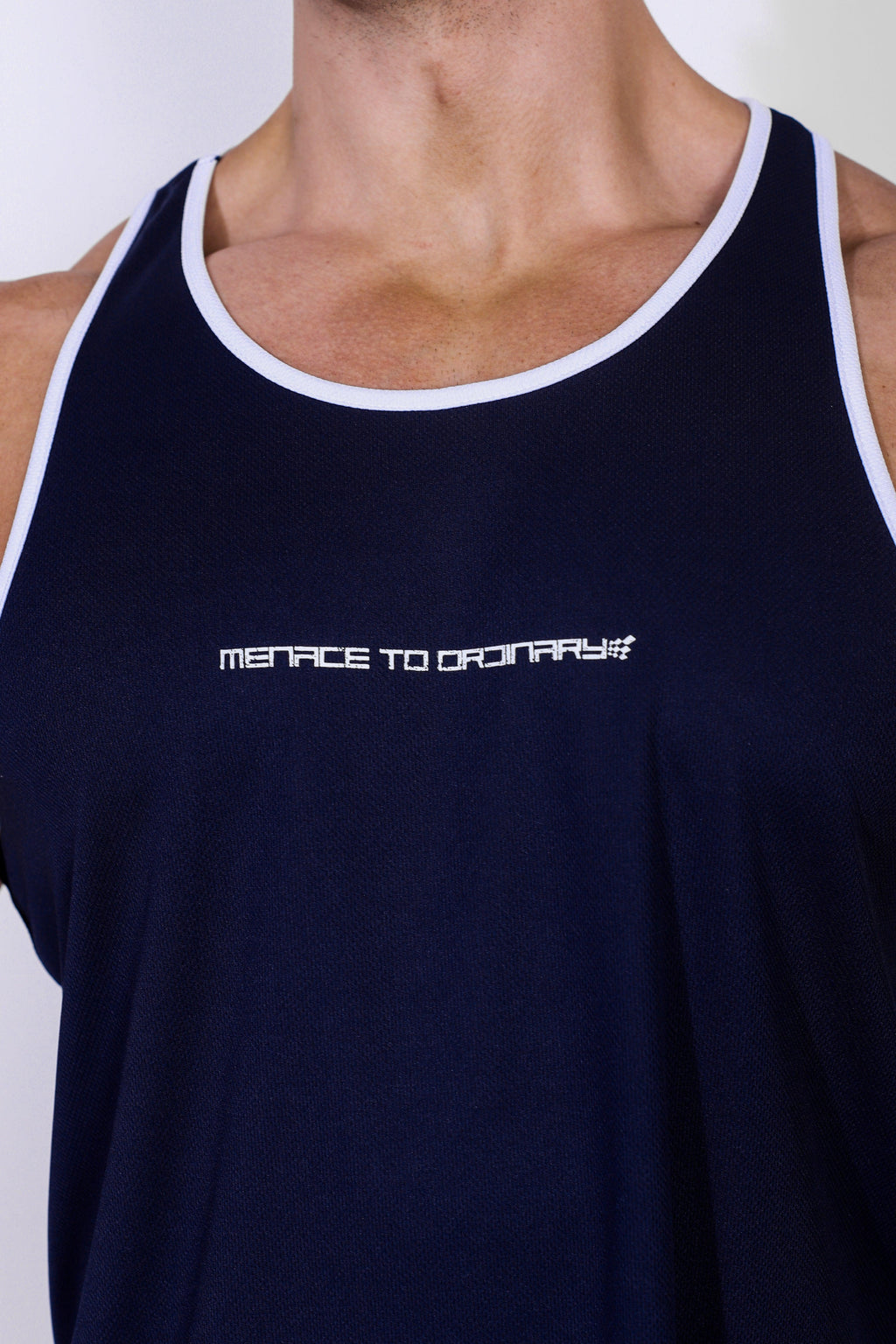 Jed North Fast-Dry Bodybuilding Workout Stringer – Navy mit weißem Menace-Aufdruck