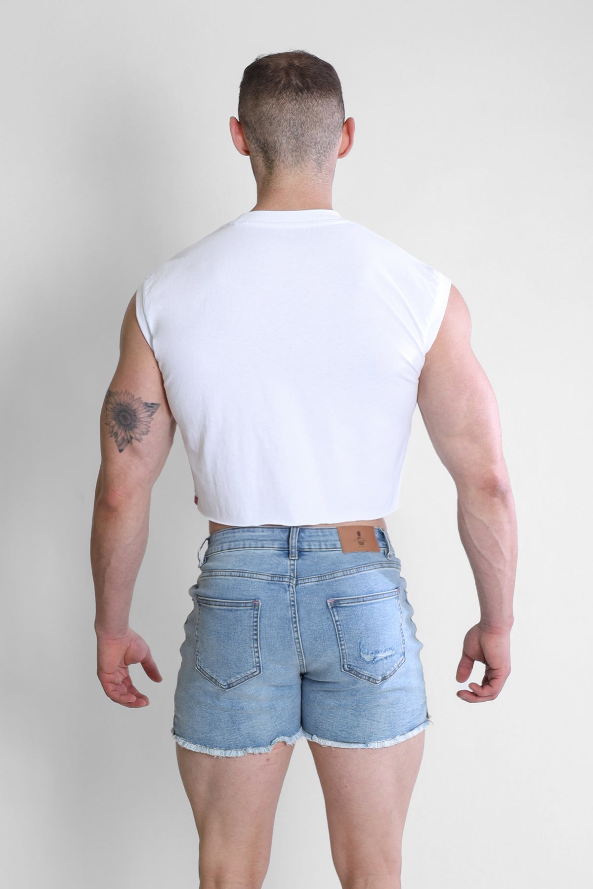 JJ Malibu Escapism Muscle-Fit Crop Tank - Rindfleisch