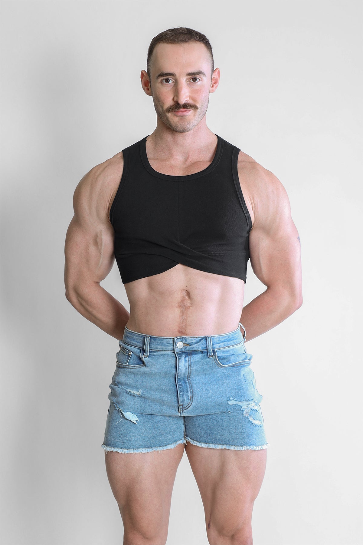 JJ Malibu – Geripptes Crop-Tanktop mit Wickeldesign – Schwarz