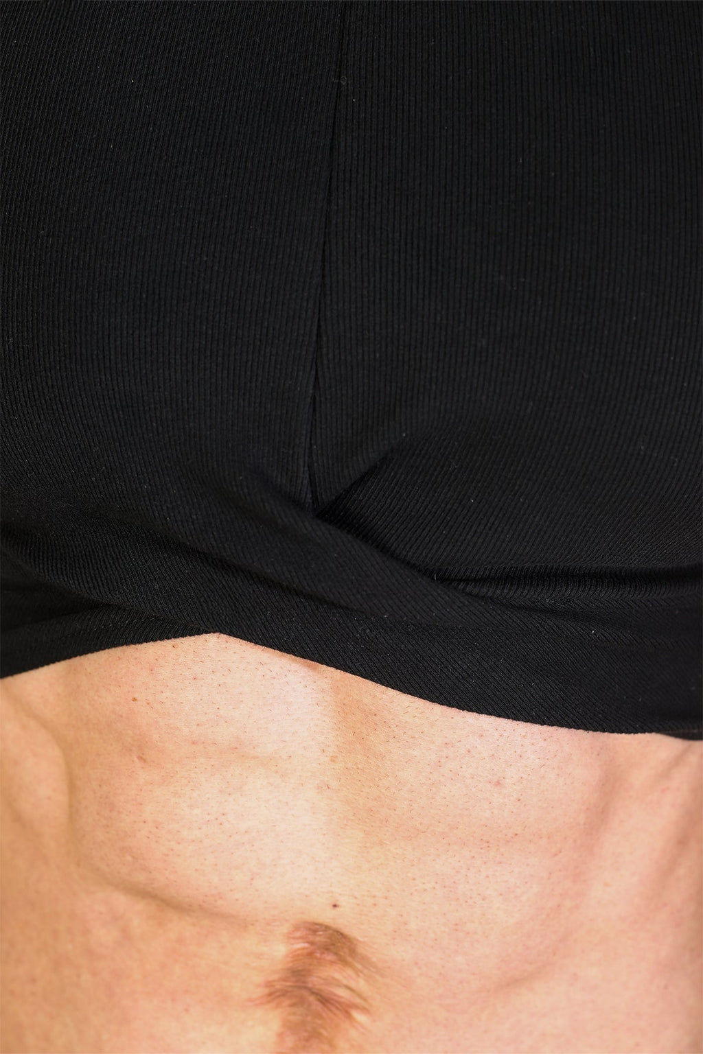 JJ Malibu – Geripptes Crop-Tanktop mit Wickeldesign – Schwarz
