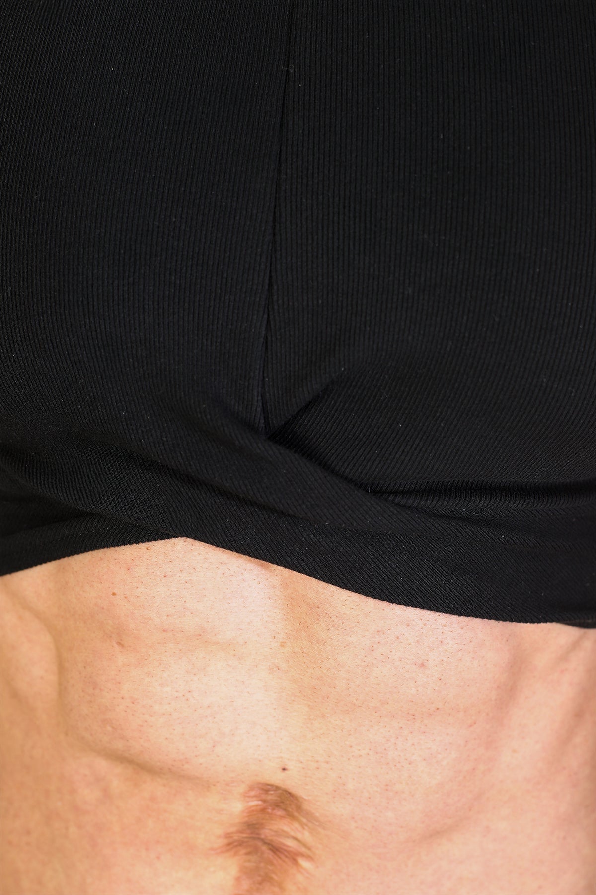 JJ Malibu – Geripptes Crop-Tanktop mit Wickeldesign – Schwarz