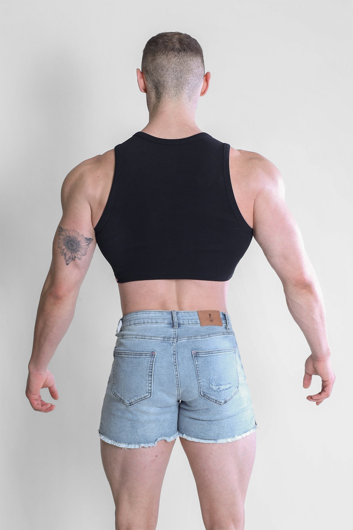 JJ Malibu – Geripptes Crop-Tanktop mit Wickeldesign – Schwarz