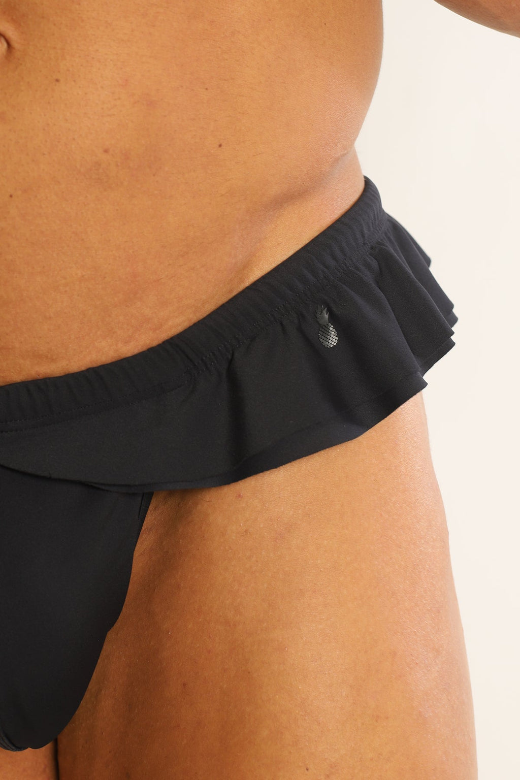 Tanga de baño híbrido deportivo con volantes - Negro 2.0