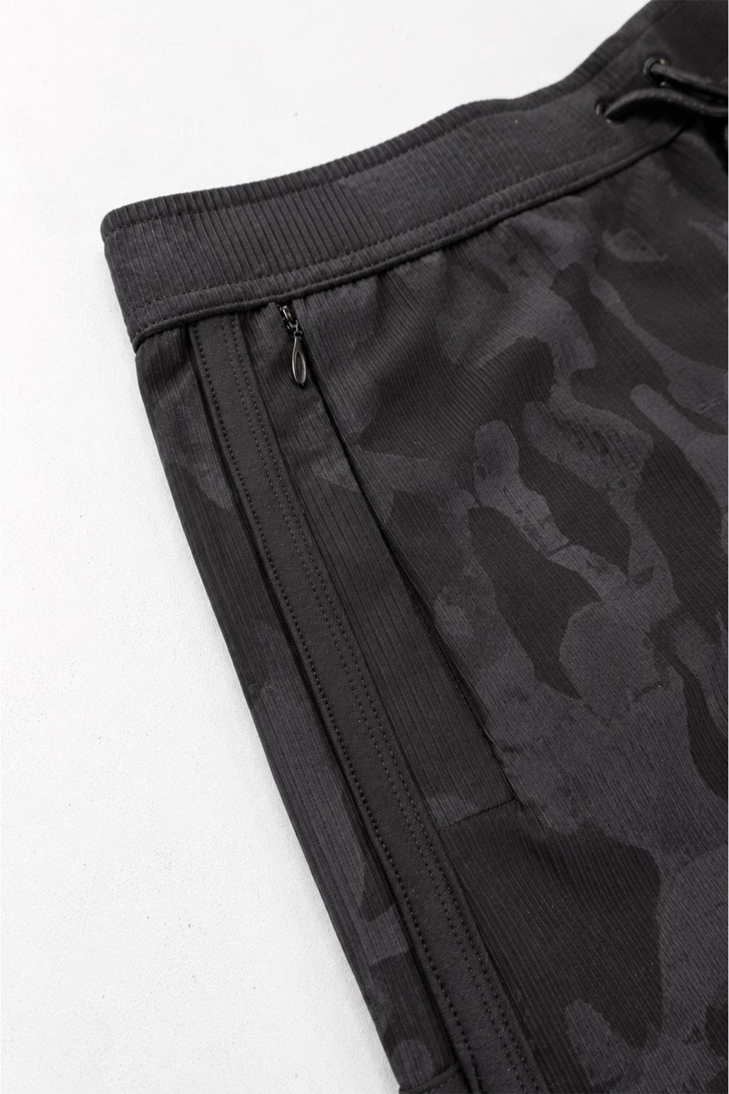 JJ Malibu Men's City Fit Drawstring Short Shorts - Monochrome Camo