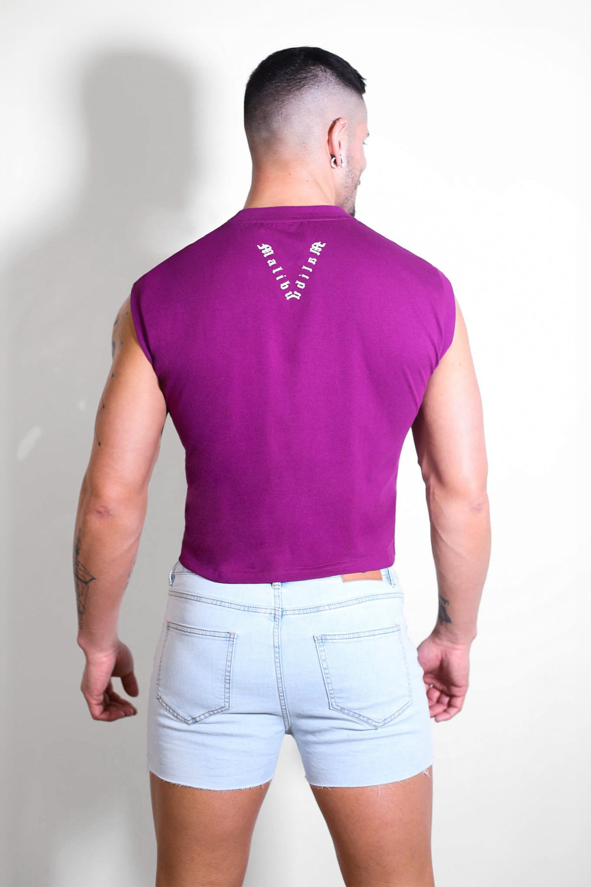 Camiseta corta extragrande Escapism con logotipo morado y blanco