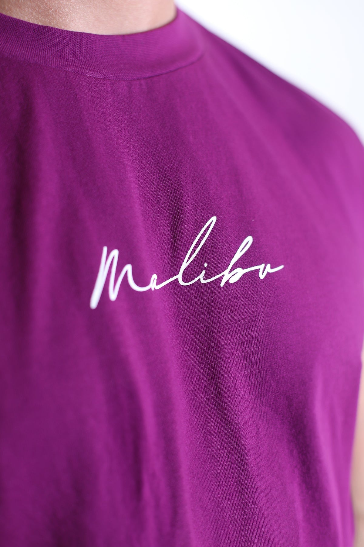 Camiseta corta extragrande Escapism con logotipo morado y blanco