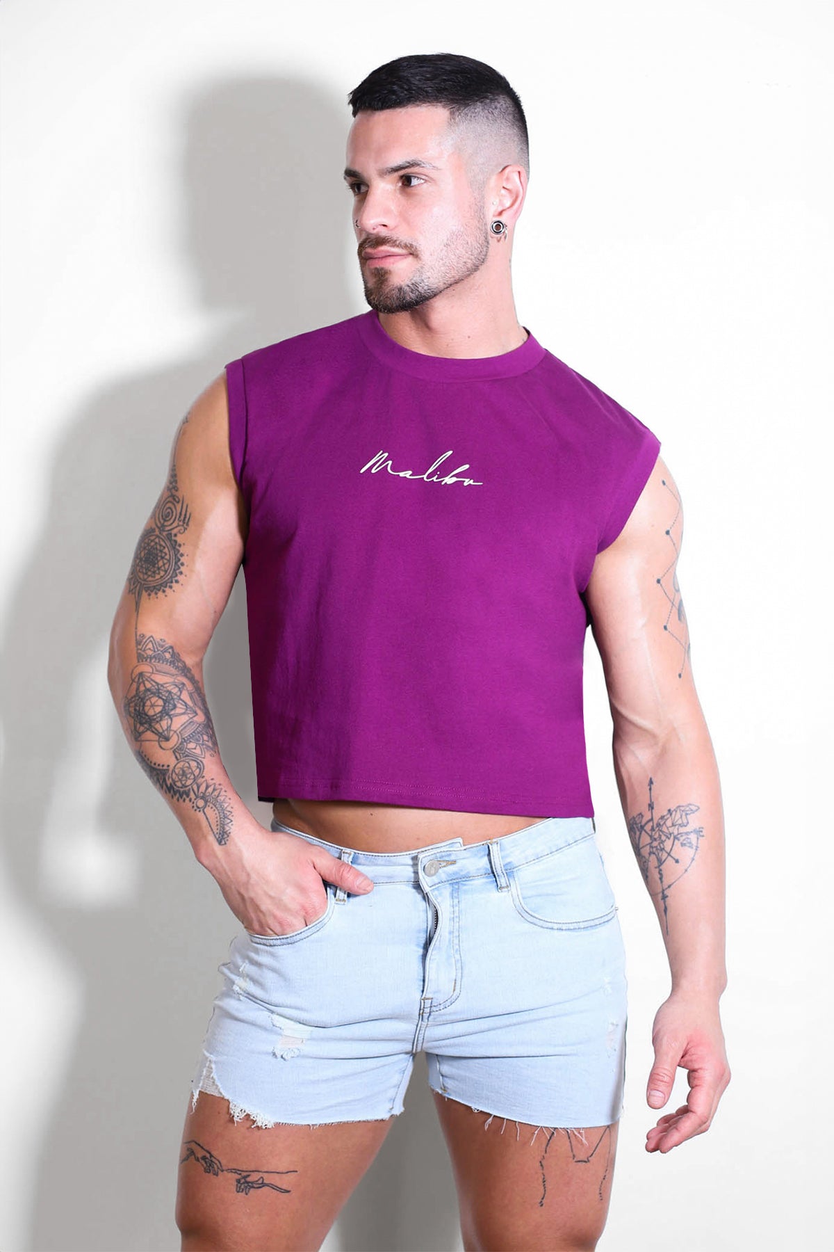 Camiseta corta extragrande Escapism con logotipo morado y blanco