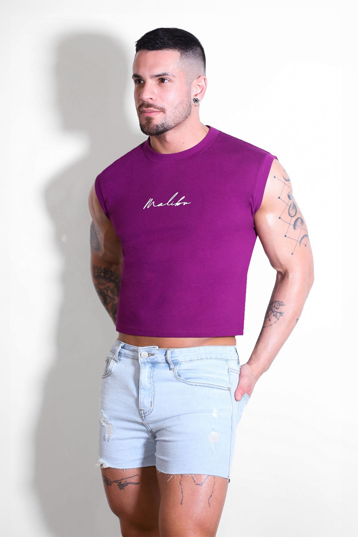 Camiseta corta extragrande Escapism con logotipo morado y blanco