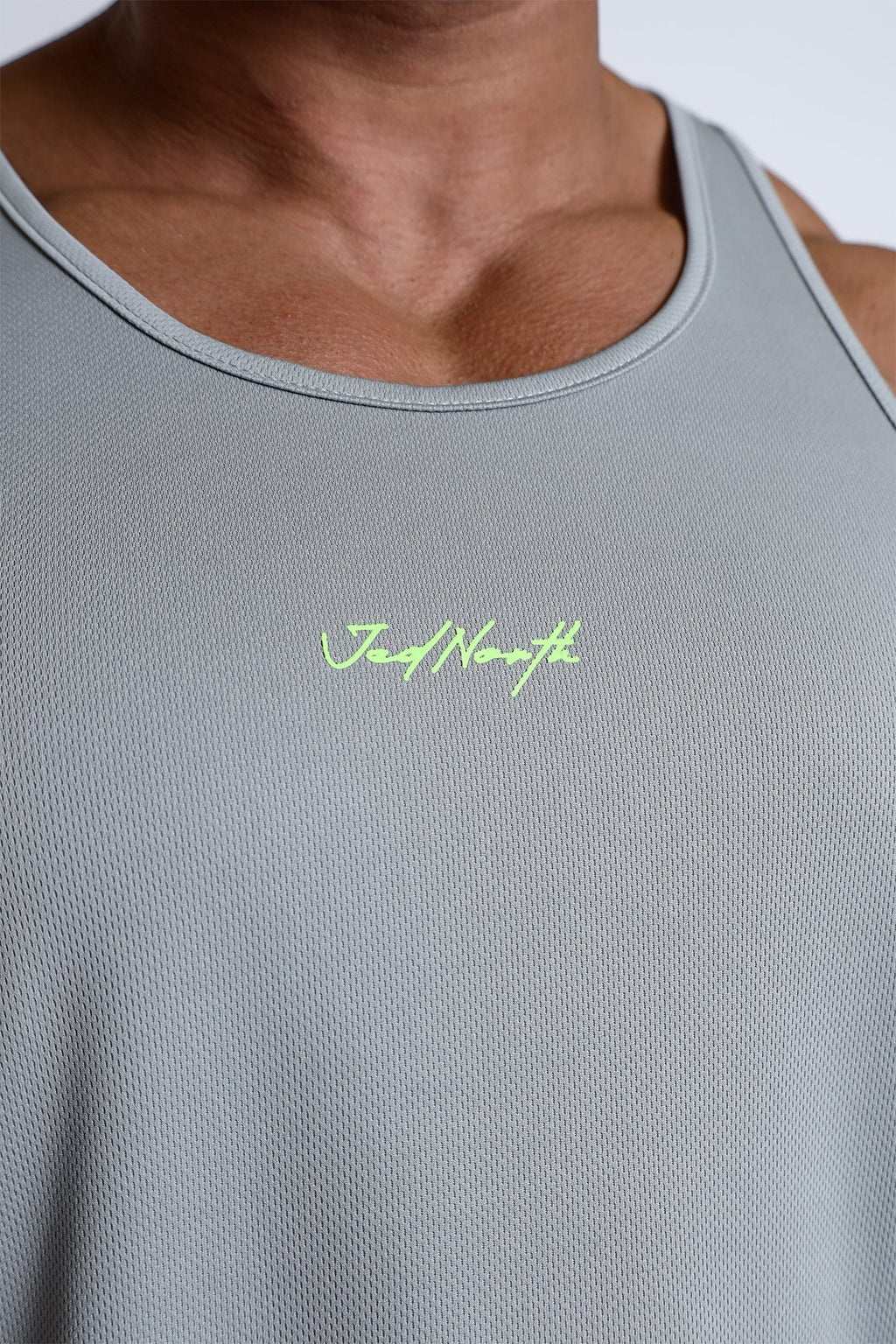 Jed North schnelltrocknendes Bodybuilding-Workout-Stringer-Tanktop – Hellgrau mit Neon-Logo