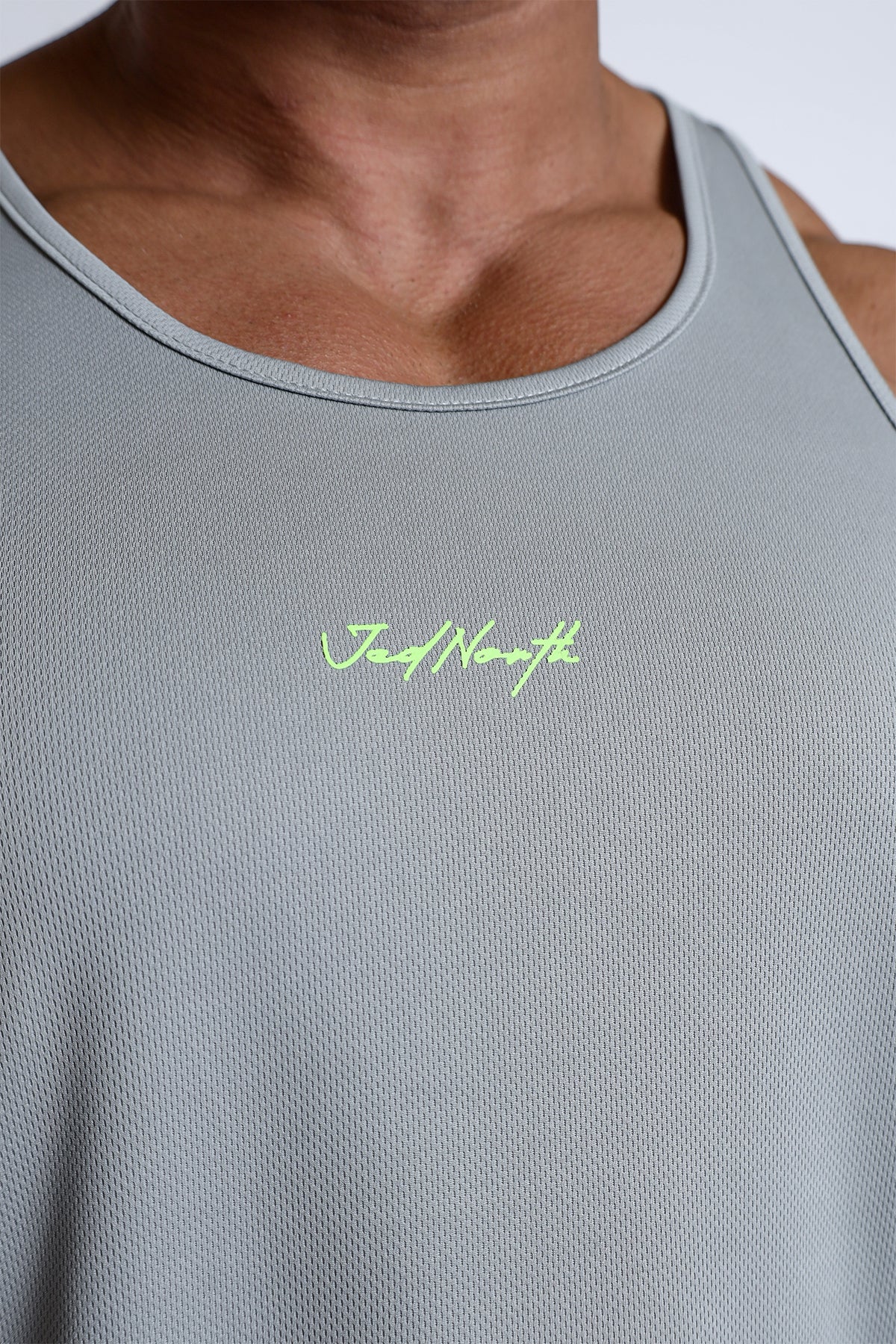Jed North schnelltrocknendes Bodybuilding-Workout-Stringer-Tanktop – Hellgrau mit Neon-Logo
