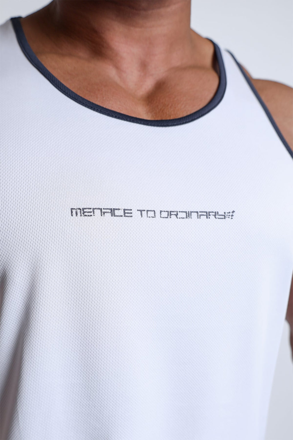 Camiseta de tirantes Jed North Fast-Dry para culturismo - Blanca con "Navy Menace"