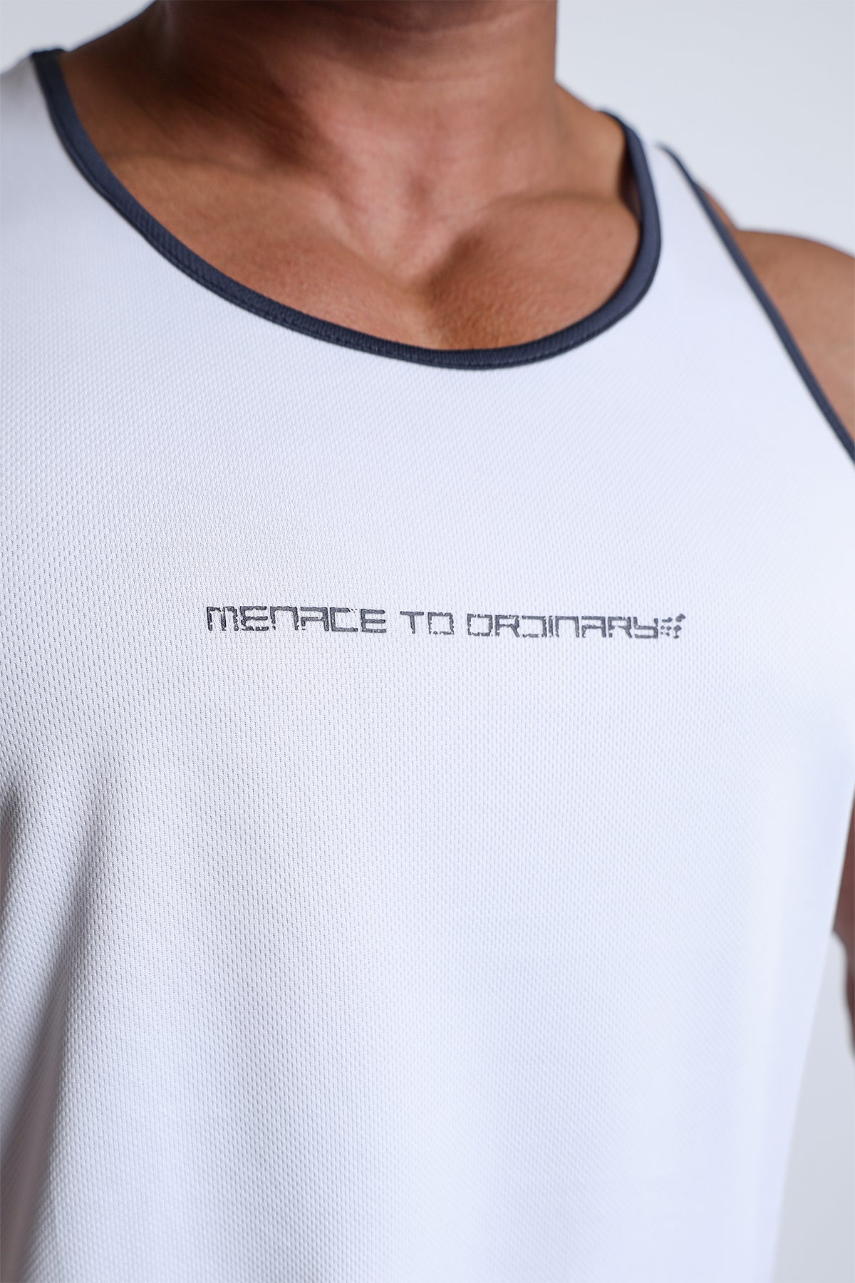 Camiseta de tirantes Jed North Fast-Dry para culturismo - Blanca con "Navy Menace"