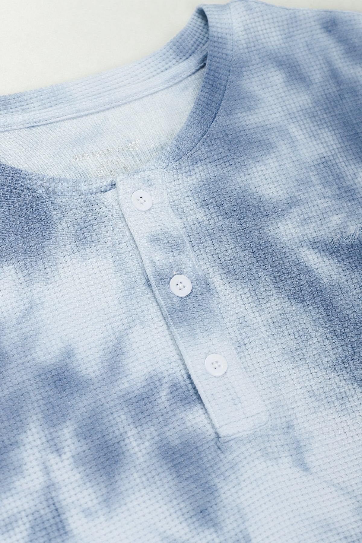 Jed North Waffel-Henley-T-Shirt – Blaue Batikfärbung