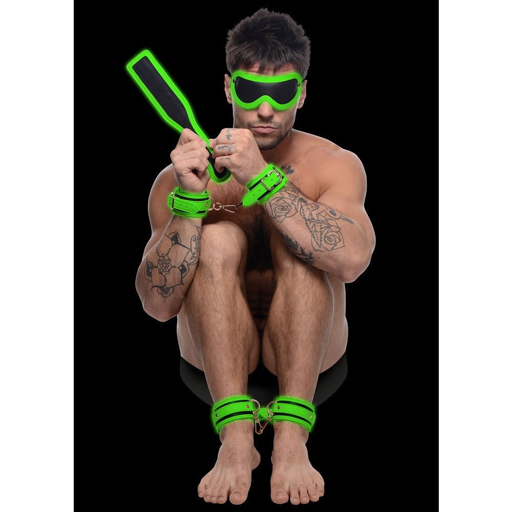 Set de bondage con esposas brillantes Kink in the Dark: venda para los ojos y paleta