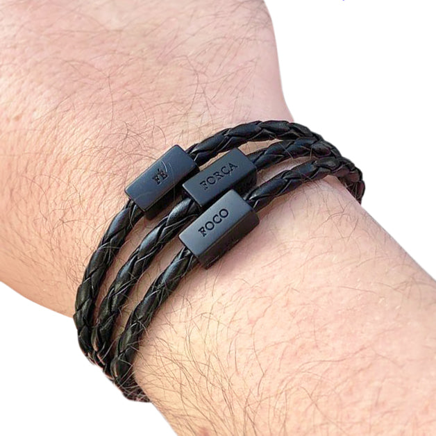 Herrenarmband aus schwarzem Leder und Silber, verstellbar mit den Worten „Konzentration“, „Stärke“, „Glaube“ und „Mut“ auf Portugiesisch – Unisex-Herrenarmband – Männerschmuck – Vorbestellung