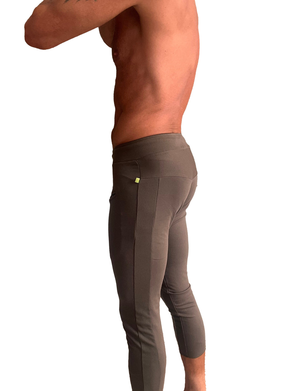 Mens 4/5 zipper pocket dark gray capri yoga pants with form-fitting textured side panel shown from back side