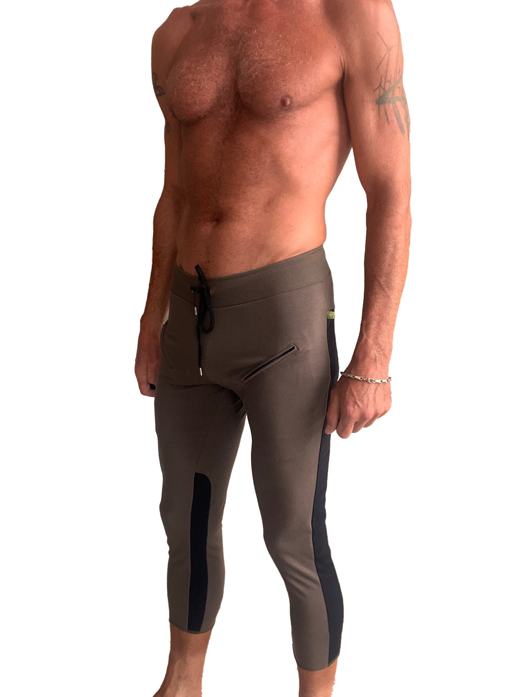 Mens 4/5 zipper pocket capri yoga pants in army green with black side panels and a drawstring waistband