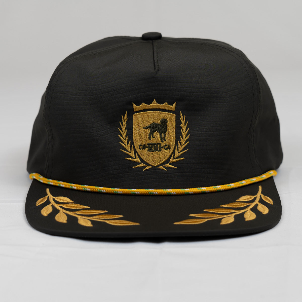 GORRA CON BAJADA A PRESIÓN Y CUERDA CON LOGOTIPO DE CA-RIO-CA Y ESTILO HOJA DE LAUREL SIN ESTRUCTURA