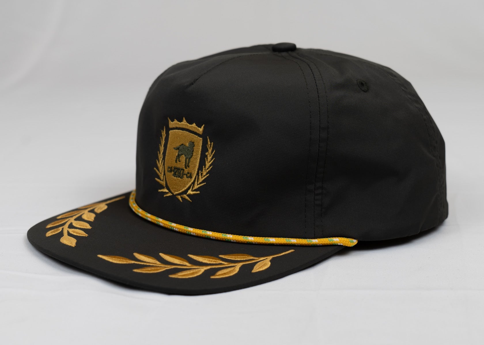 GORRA CON BAJADA A PRESIÓN Y CUERDA CON LOGOTIPO DE CA-RIO-CA Y ESTILO HOJA DE LAUREL SIN ESTRUCTURA