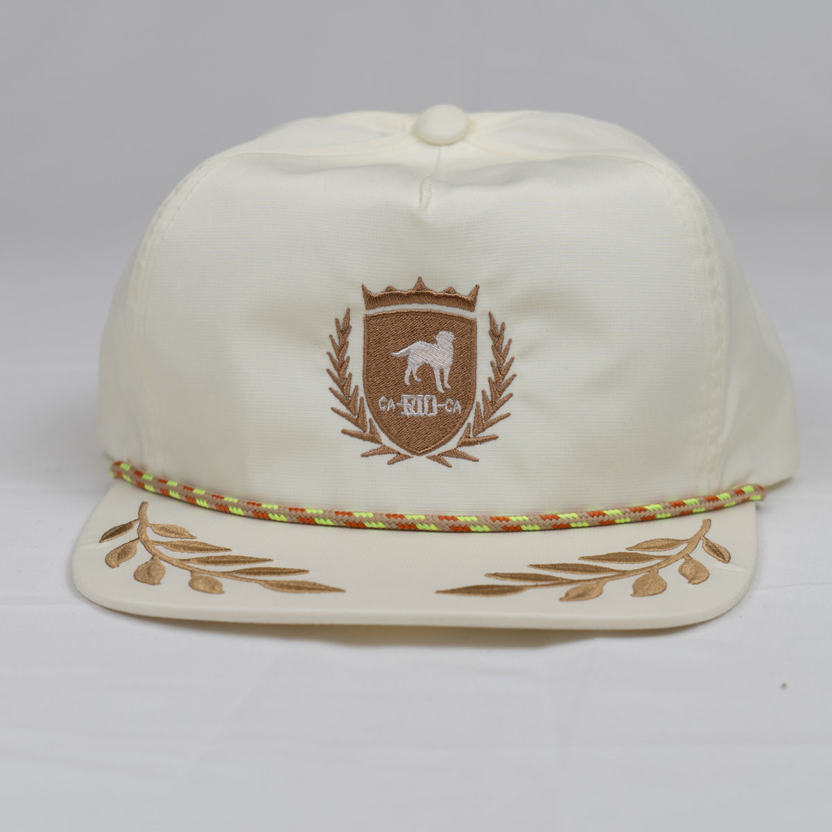 GORRA CON BAJADA A PRESIÓN Y CUERDA CON LOGOTIPO DE CA-RIO-CA Y ESTILO HOJA DE LAUREL SIN ESTRUCTURA