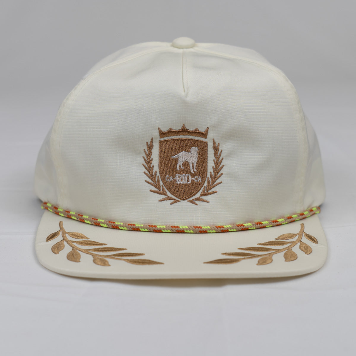 GORRA CON BAJADA A PRESIÓN Y CUERDA CON LOGOTIPO DE CA-RIO-CA Y ESTILO HOJA DE LAUREL SIN ESTRUCTURA