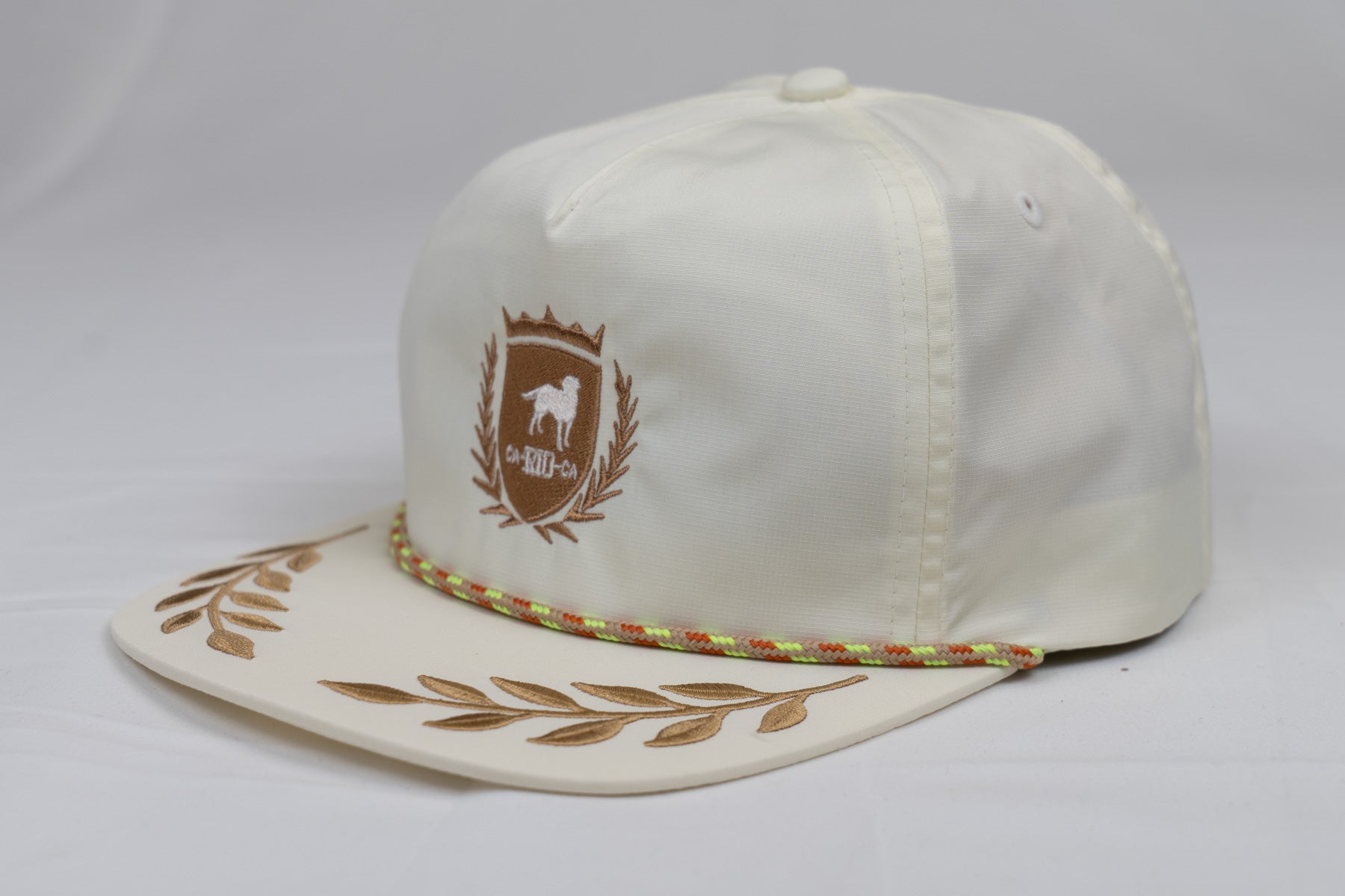 GORRA CON BAJADA A PRESIÓN Y CUERDA CON LOGOTIPO DE CA-RIO-CA Y ESTILO HOJA DE LAUREL SIN ESTRUCTURA