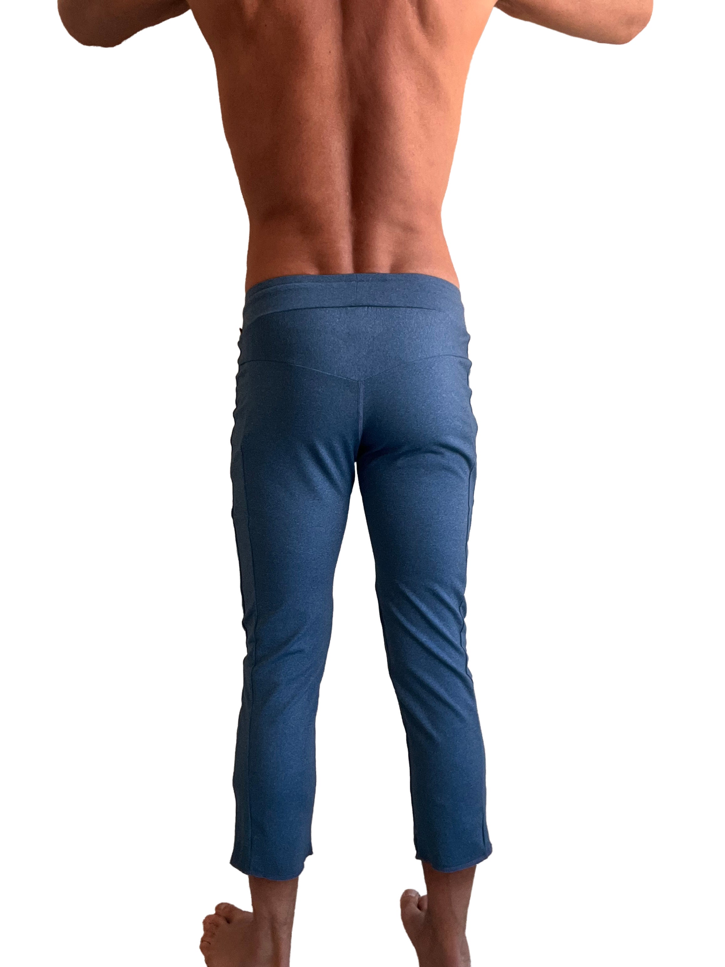Performance premium mens coral blue heather capri yoga pants with high-waisted elastic band and 4/5 zipper pockets