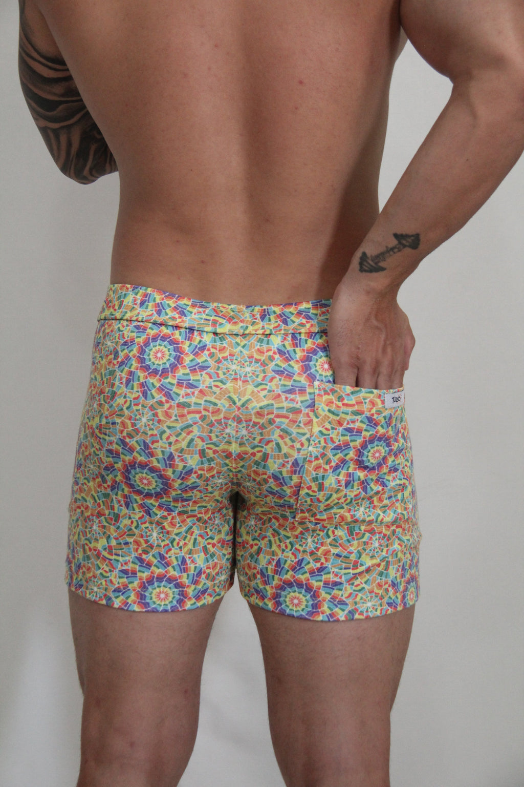 Shorts de lino con textura de caleidoscopio arcoíris