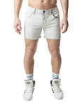Light-wash denim quad short bleached with frayed hem and classic five-pocket design for casual wear