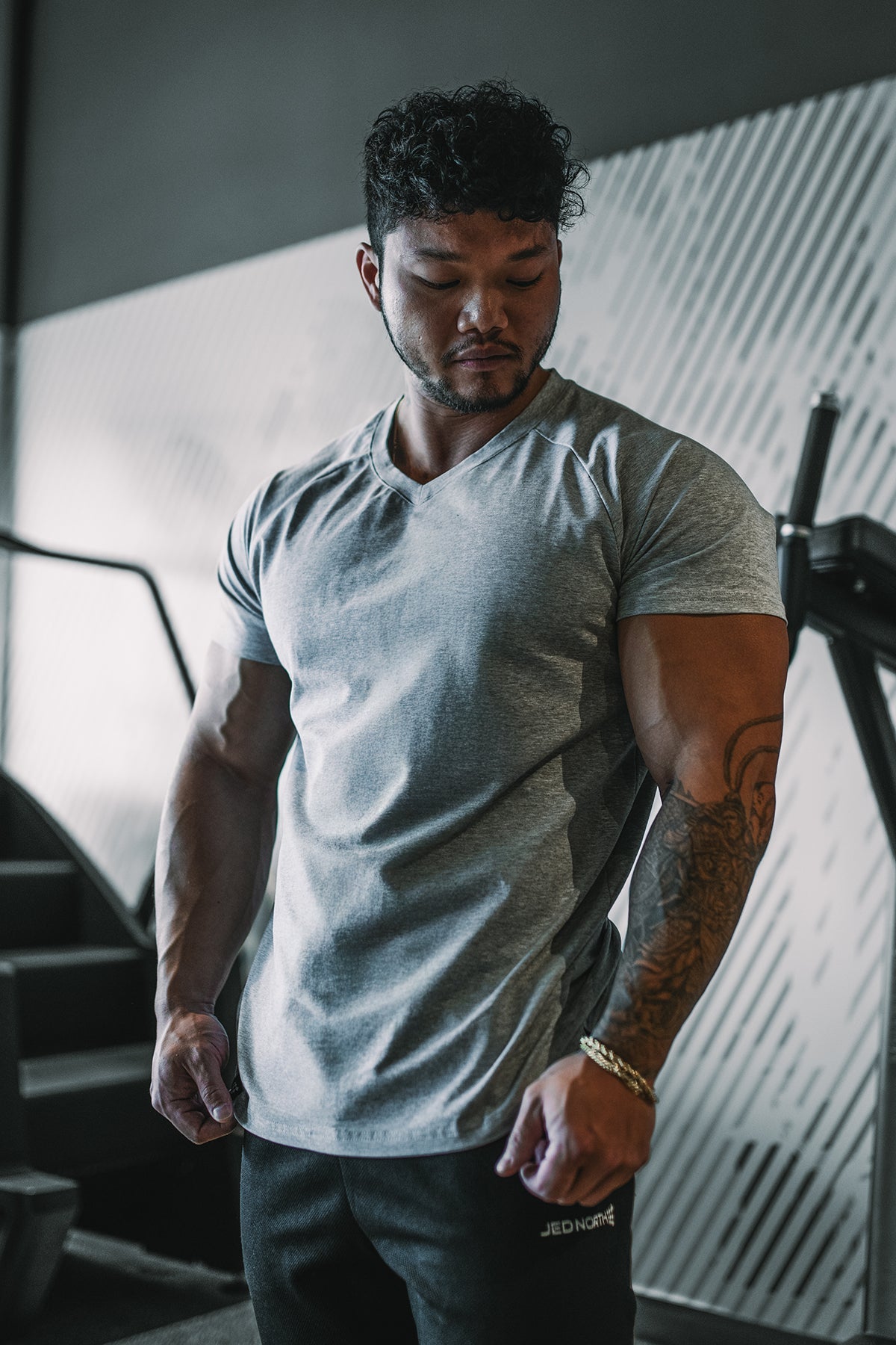 Camiseta con cuello en V ajustada para hombre Jed North - Gris claro